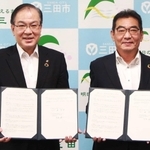 協定書を交わすマックスバリュ西日本の平尾健一社長（右）と森哲男市長（提供）