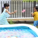 後ろから「すきあり！」＝三田市弥生が丘１