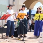 ステージ演奏を聞きながら食事が楽しめる＝三田市学園４