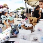 手作りのアクセサリーが並ぶ出店＝三田市学園４