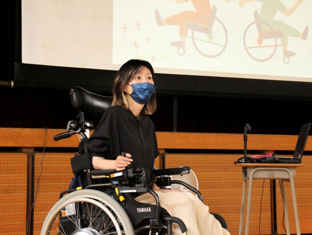 病と向き合ってきた日々を話す溝口さん＝高平小学校