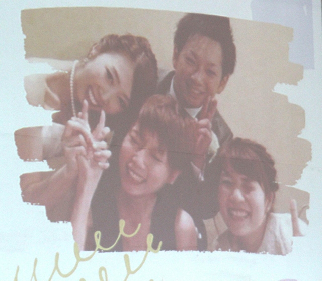 溝口さんが友人と作ったピースサイン