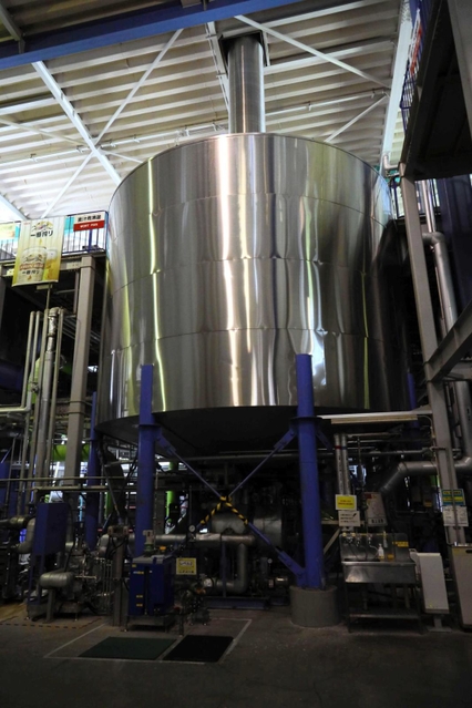 ホップが投入された１２０キロリットルのタンク＝キリンビール神戸工場