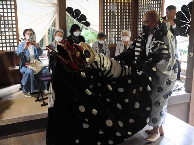 氏子が伝統の神楽を披露した＝三田市大原