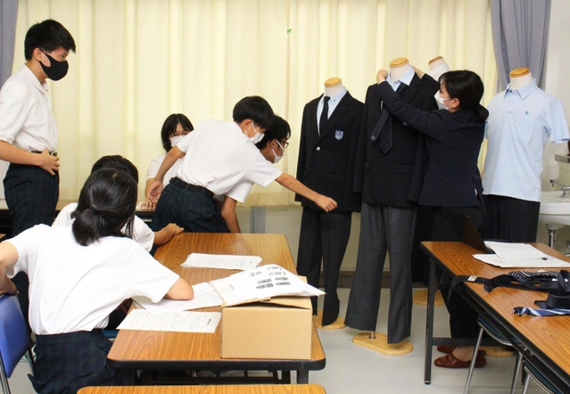 ７月には各クラスの代表が集まって新制服に求める素材やデザインについて意見を出し合った＝狭間中学校