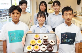 オリジナルドーナツを作った（後列左上から時計回りに）遠藤店長、武田さん、広瀬さん、西さん、安田さん、藤滝さん＝三田市けやき台１