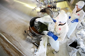 タンクに遠野産ホップを投入する従業員＝キリンビール神戸工場