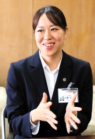 「コーヒー農家への支援やコミュニティー開発で貢献していきたい」と語る佐藤仁美さん＝伊丹市役所