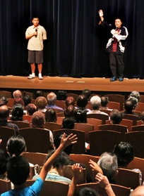 オープニングでは地元ゆかりの２人がそろって登場した＝三田市天神１