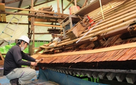 ふき替え作業中の屋根（２０２２年６月７日、撮影・喜田美咲）＝三田市大原