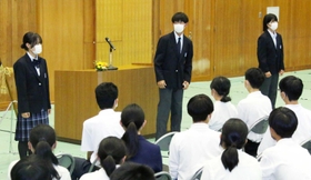 来春からの新制服を式典で披露する生徒＝三田市狭間が丘４