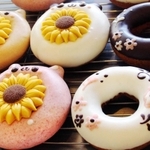 民族衣装や国花のヒマワリをモチーフにしたドーナツ＝三田市けやき台１