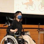 病と向き合ってきた日々を話す溝口さん＝高平小学校