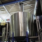 ホップが投入された１２０キロリットルのタンク＝キリンビール神戸工場