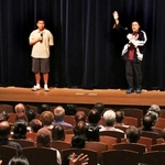 オープニングでは地元ゆかりの２人がそろって登場した＝三田市天神１