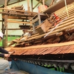 ふき替え作業中の屋根（２０２２年６月７日、撮影・喜田美咲）＝三田市大原