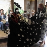 氏子が伝統の神楽を披露した＝三田市大原