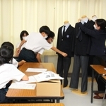 ７月には各クラスの代表が集まって新制服に求める素材やデザインについて意見を出し合った＝狭間中学校