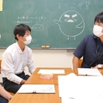 橋本教諭（右）と打ち合わせをする生徒会役員＝狭間中学校