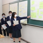 情報モラル授業で正しいネットとの付き合い方について発表する生徒。授業を踏まえてタブレット利用のルールを定めた＝狭間中学校