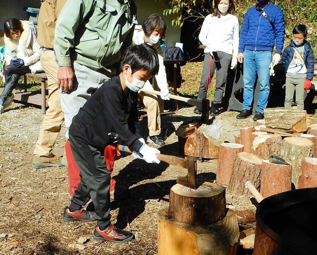 高平地区の里山暮らし体験で薪割りをする児童ら＝昨年のイベント（提供）