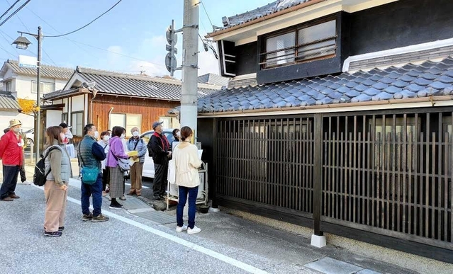 パワースポット歴史散策をする参加者ら＝昨年のイベント（提供）