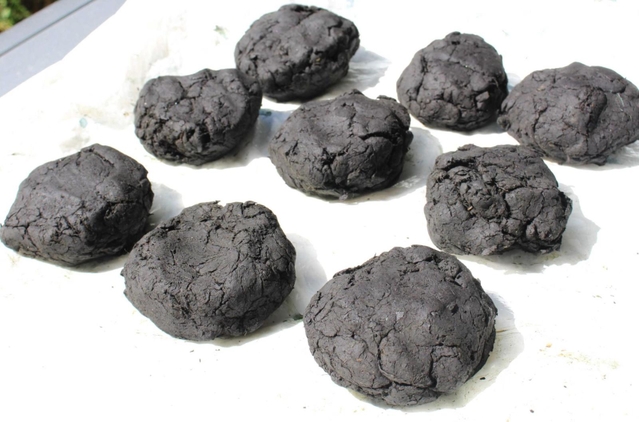 乾燥させた後、発酵を繰り返して作った「藍玉」＝三田市藍本