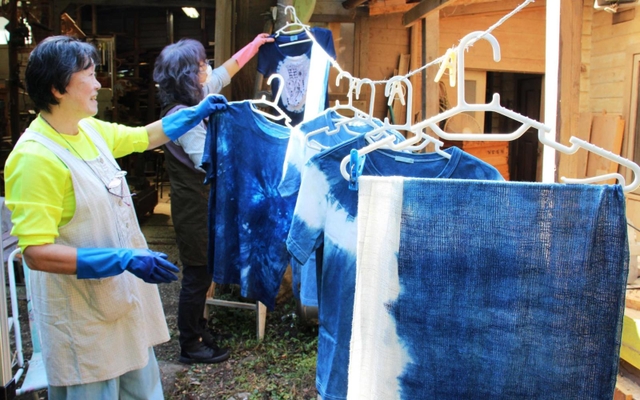 Ｔシャツやストールを思い思いに染める「藍♡染めの会」のメンバー＝三田市藍本