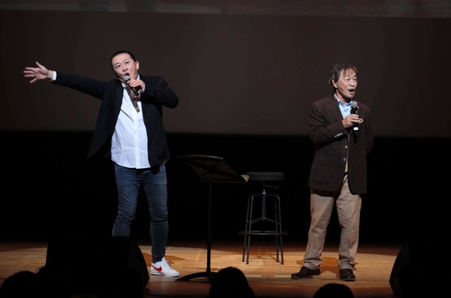 講演した武田鉄矢さん（右）と三又又三さん＝＝三田市天神１