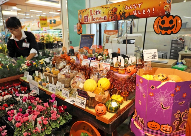 イオン三田ウッディタウン店に並ぶおもちゃカボチャ＝三田市けやき台１
