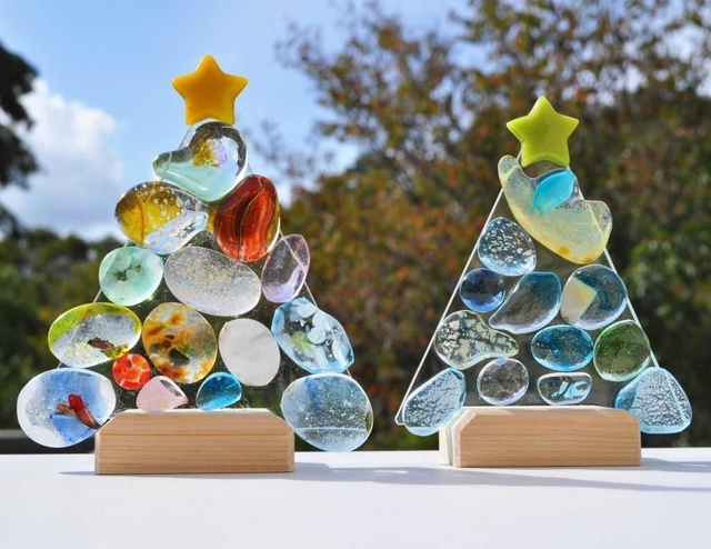 カラフルなつぶガラスを並べたクリスマスツリー（提供）