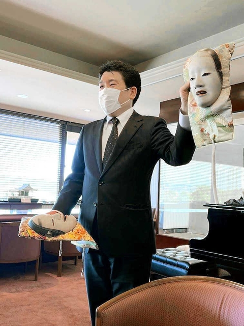 皷の滝で披露する能面