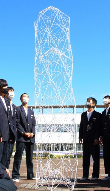 文化祭に合わせてお披露目された柱形のハンガークリスタル＝藍中学校