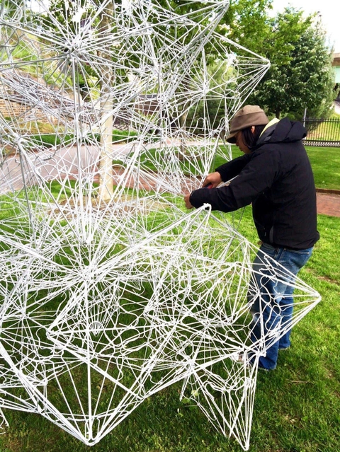 米国で創作に打ち込んだ福永さん（提供）＝藍中学校