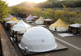 テントが並ぶ敷地＝三田市富士が丘５