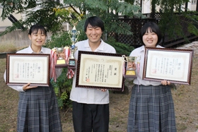 全国大会へ出場する（左から）森莉子さん、三浦達也さん、池田はるなさん＝三田市天神２
