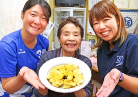 がねをＰＲする（左から）大浦光莉投手、松尾由美子さん、球団職員の田中貴恵さん＝三田市下相野