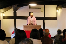 三田出身の桂三語さんが古民家で落語を披露＝昨年のイベント（提供）