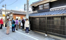 パワースポット歴史散策をする参加者ら＝昨年のイベント（提供）