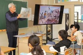 紙芝居で戦争経験者の記憶を伝える前川さん＝三田市下里