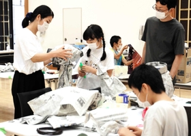 新聞紙を使って立体作品を作る子どもら＝三田市天神１