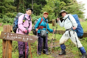 兵庫アルプス全山縦走に挑戦した坂田洋子さん（中央）と青木宏充さん（右）、松下由紀さん＝１０月１０日、わかさ氷ノ山キャンプ場