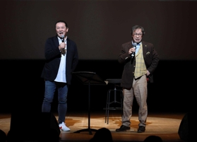 講演した武田鉄矢さん（右）と三又又三さん＝三田市天神１