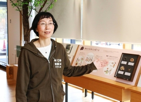 施設を紹介する高野温子主任研究員＝三田市弥生が丘６