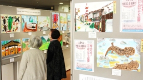 三田の街並みや身近で見つけた生き物を描いた作品が並ぶ＝三田市けやき台１