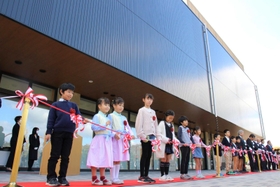 新収蔵庫開館を祝うテープカット＝三田市弥生が丘６