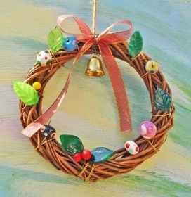 とんぼ玉をちりばめたリース（提供）