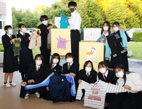 回収ボックスを作り、衣服を募る八景中学校の生徒＝三田市八景町