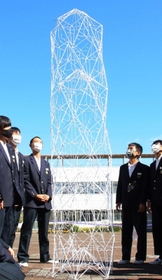 文化祭に合わせてお披露目された柱形のハンガークリスタル＝藍中学校