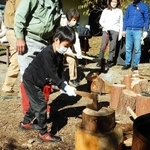 高平地区の里山暮らし体験で薪割りをする児童ら＝昨年のイベント（提供）